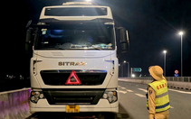 Nhiều tài xế dừng, đỗ sai quy định trên cao tốc bị lập biên bản