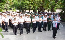 Quân dân Trường Sa dâng hương các Anh hùng liệt sĩ  trước ngày bầu cử