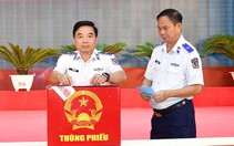Tàu Cảnh sát biển mang thùng phiếu phụ đến từng tàu trên biển để cử tri bầu cử