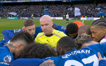 Trọng tài Paul Tierney bị dàn sao Chelsea... 'quây'