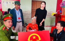 Cụ bà 106 tuổi đến tận điểm bầu cử thực hiện quyền và nghĩa vụ của công dân