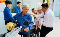 Màu áo xanh thanh niên xung kích hỗ trợ cử tri tại các điểm bầu cử TP.HCM