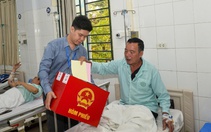 Thùng phiếu đến tận giường bệnh: Xúc động những lá phiếu ngày bầu cử