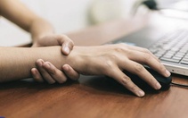 Dân văn phòng mắc bệnh cổ tay tăng: Cảnh báo dùng máy tính, điện thoại nhiều