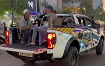 Xác minh clip nhóm người ngồi ăn uống sau xe bán tải đang chạy