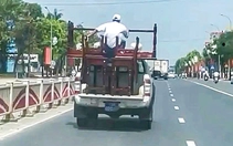 Tài xế lái xe biển xanh chở bàn ghế cồng kềnh và người ngồi phía sau thùng xe ở Huế bị xử phạt
