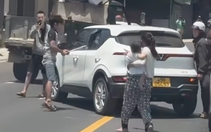 Ép taxi chở vợ dừng giữa đường, dùng gậy sắt đập xe