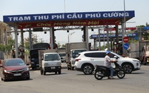Bất chấp biển cấm, nhiều tài xế vẫn quay đầu, rẽ trái sai quy định tại trạm thu phí cầu Phú Cường
