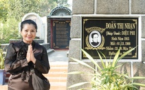 Tú Sương xúc động thăm mộ vợ chồng thi tướng Huỳnh Văn Nghệ