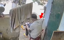 Ông chú mải mê xem điện thoại, rắn bò qua cổ cũng không hay biết