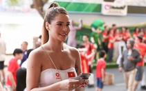 Vợ Hoàng Hên, Quang Vinh đến sân Thiên Trường cổ vũ tuyển Việt Nam đấu Malaysia