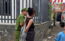 Người phụ nữ cầm rựa, gậy đập phá hàng loạt ô tô, thùng rác