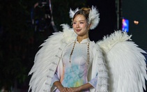 Hàng trăm tà áo dài thắp sáng đường đi bộ Nguyễn Huệ đêm khai mạc Lễ hội Áo dài 2026