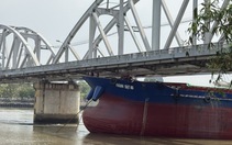 Sà lan va chạm cầu Ghềnh, đường sắt Bắc - Nam gián đoạn, phải chuyển tải bằng ô tô