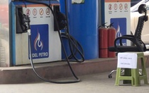 Cây xăng ở Hà Nội treo biển hết xăng, người dân năn nỉ 'bán cho mấy chục thôi'