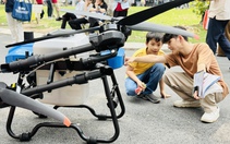 Học sinh 'chạm tay' robot, drone, máy kích tim để thử nghề tại ngày hội tư vấn tuyển sinh