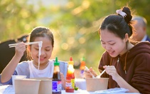 Công nhân, người lao động Bàu Bàng tranh thủ ăn phở trước khi vào ca