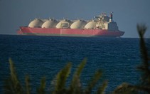 Eo biển Hormuz vẫn nóng sau lệnh ngừng bắn, tàu dầu đối mặt phí triệu USD
