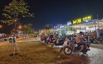 Vỉa hè đại lộ ngàn tỉ nứt toác vì bị lấn chiếm