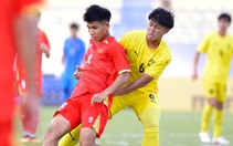 Cổ động viên bóng đá Malaysia chán nản khi U17 thua đậm Việt Nam