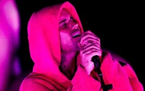 Màn trình diễn 'lười biếng' của Justin Bieber tại Coachella gây tranh cãi