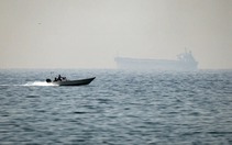 Hai tàu chở dầu cố thoát khỏi eo biển Hormuz sau khi ông Trump tuyên bố phong tỏa