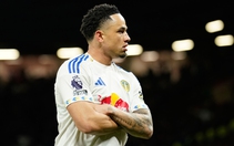 10 người Man United gục ngã trước Leeds, vị trí thứ ba lung lay