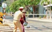 Cảnh sát giao thông kịp cứu bà cụ cố vượt qua đường sắt lúc tàu hỏa lao đến