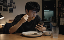 Vì sao nhiều người trẻ phải vừa ăn vừa lướt điện thoại mới thấy ngon?