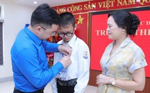 Trao, truy tặng huy hiệu Tuổi trẻ dũng cảm cho hai học sinh cứu người đuối nước