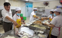 Lo ngộ độc thực phẩm, TP.HCM làm gì để siết chuỗi cung ứng suất ăn trường học?