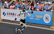 Robot Trung Quốc phá sâu kỷ lục bán marathon của con người