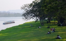 Huế xanh thắm đôi bờ sông Hương