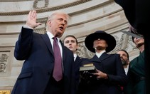 Video: Ông Trump livestream đọc Kinh Thánh sau tranh cãi với Giáo hoàng