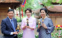 Phu nhân Tổng thống Hàn Quốc mặc áo dài Việt Nam, cùng Phu nhân Ngô Phương Ly xem múa rối nước