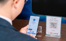 Du khách Hàn Quốc dễ dàng quét mã QR để thanh toán tại Việt Nam