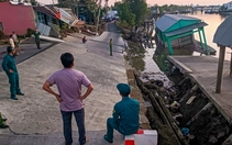 Sạt lở ở Cà Mau, nhiều nhà dân trị giá hơn 3 tỉ đồng trôi xuống sông