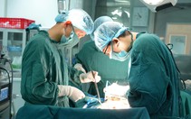 Cứu sống bệnh nhân 'đi tiểu ra phân' hiếm gặp