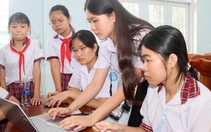 Sinh viên mang tri thức số, tư vấn sức khỏe đến bà con xã đảo Thạnh An