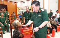 Đại tướng Nguyễn Trọng Nghĩa tặng quà các gia đình  chính sách, hộ nghèo ở Khánh Hòa