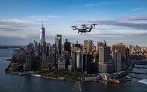 Taxi bay bắt đầu lượn trên bầu trời thành phố New York
