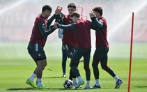 Lý do cầu thủ Arsenal giữ bút chì giữa đầu ngón tay khi tập luyện