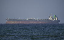 Tin tức thế giới 10-4: Ông Trump nói dầu sẽ sớm qua eo biển Hormuz; Nga ngừng bắn 32 giờ