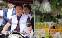 Thủ tướng Anutin lái xe bán hàng rong, kêu gọi 'Người Thái giúp người Thái'