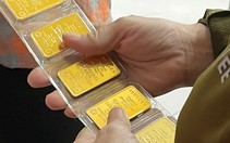 Giá vàng giảm mạnh vì nỗi lo Fed tăng lãi suất