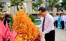 Bí thư Trần Lưu Quang cùng đoàn đại biểu TP.HCM dâng hoa tưởng niệm Chủ tịch Hồ Chí Minh