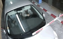 Phá cổng vì không muốn trả tiền, cặp đôi bị điều tra hình sự với tội danh… trộm xe của chính mình