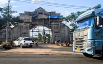 Xây cổng hoành tráng lấn đường: Xã buộc tháo dỡ, chủ công trình muốn 'tỉnh cho tạm giữ'