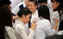 Ký tên lên áo đồng phục cuối cấp là ký ức đẹp hay sự lãng phí?