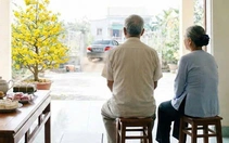 Dùng tiền thay mình chăm sóc cha mẹ cũng là sự báo hiếu?